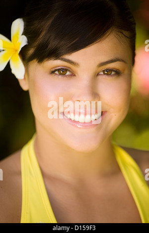 Hawaii, Oahu, bellissimo colpo di testa di una giovane ragazza con una Plumeria nel suo orecchio. Foto Stock