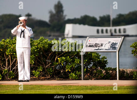 Peral Harbour, Hawaii, Stati Uniti d'America. 7 Dic 2012. Una Marina bugler gioca Echo rubinetti a 71st anniversario di Pearl Harbor commemorazione il giorno 7 dicembre 2012 nel porto di perla, HI. La marina di base è stata attaccata da forze giapponesi il 7 dicembre 1941. Foto Stock