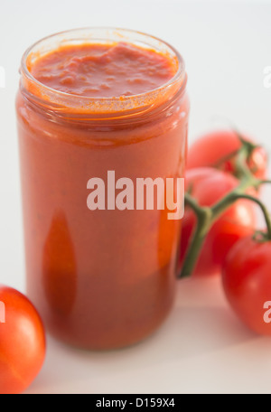 Studio shot di salsa di pomodoro in vaso Foto Stock