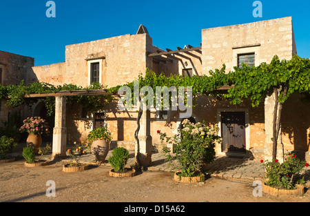 Case tradizionali a Moni Arkadiou monastero di Creta in Grecia Foto Stock