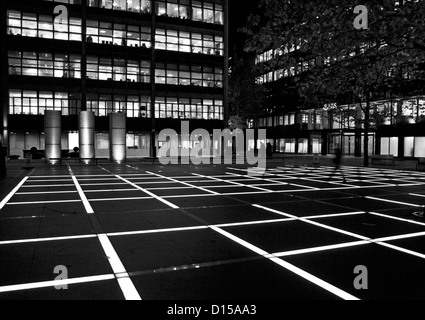 Finsbury Avenue Square illuminata di notte, Broadgate nelle vicinanze del Liverpool Street, City of London, Londra, Inghilterra, Regno Unito Foto Stock