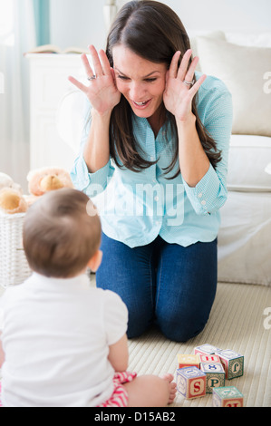 Stati Uniti d'America, New Jersey, Jersey City, Madre giocando con la figlia (6-11 mesi) Foto Stock