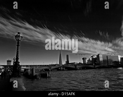 Vista da Victoria Embankment mostra il fiume Tamigi in primo piano, Blackfriars Bridge, Shard e Tate Modern in background. Foto Stock