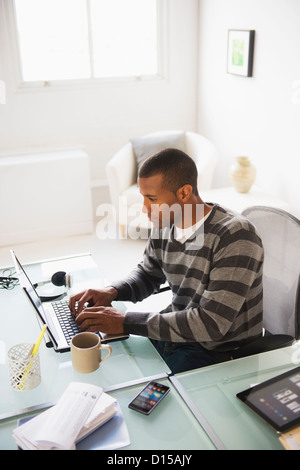 Stati Uniti d'America, New Jersey, Jersey City, giovane uomo che lavora da casa Foto Stock