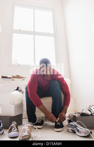 Stati Uniti d'America, New Jersey, Jersey City, giovane uomo nel negozio di calzature Foto Stock