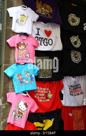 T-shirt con bambini i personaggi dei cartoni animati per la vendita al di fuori del negozio, Santiago de Compostela , Galicia , Spagna Foto Stock