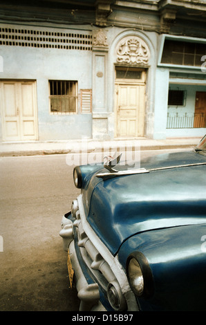 L'Avana, Cuba, anteriore di un blu Chevrolet Bel Air, costruito nel 1953 Foto Stock