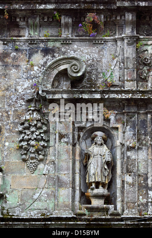 Scultura in pietra del discepolo al di sopra della porta santa (Puerta Santa) sulla facciata est della cattedrale , Santiago de Compostela , Galicia , Spagna Foto Stock