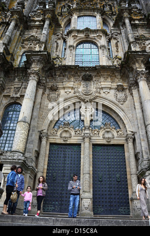 I turisti di fronte all'entrata principale sulla facciata ovest della cattedrale , Santiago de Compostela, Galizia, Spagna Foto Stock