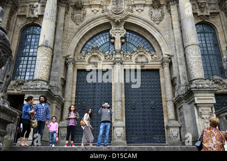 I turisti di fronte all'entrata principale sulla facciata ovest della cattedrale , Santiago de Compostela, Galizia, Spagna Foto Stock