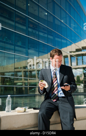 Stati Uniti d'America, Utah, Salt Lake City, giovane uomo prendendo il pranzo freno sulla mensola Foto Stock