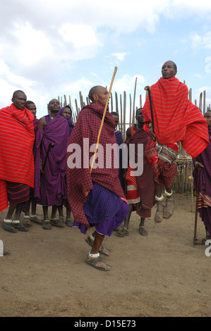 Masai tribesmen in ballo nel loro villaggio vicino al cratere di Ngorongoro Tanzania Africa Foto Stock