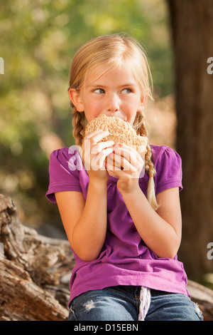 Stati Uniti d'America, Utah, Lehi, bambina (4-5) di mangiare il burro di arachidi e sandwich di gelatina Foto Stock