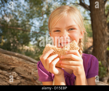 Stati Uniti d'America, Utah, Lehi, bambina (4-5) di mangiare il burro di arachidi e sandwich di gelatina Foto Stock