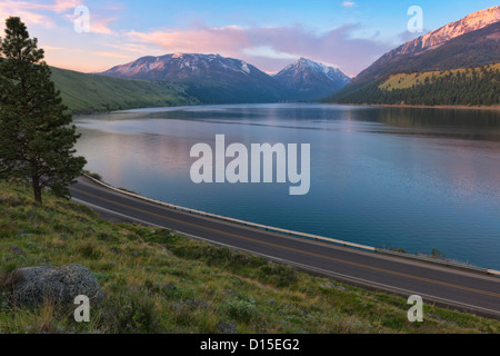 Stati Uniti d'America, Oregon, Wallowa County, Wallowa Lake e autostrada al tramonto Foto Stock