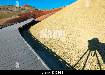 Stati Uniti d'America, Oregon, Wheeler County, dipinto di colline e del fotografo ombra Foto Stock