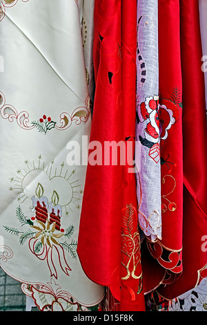 Rosso e tovaglie bianche per la cena di Natale partito, ricamati con vari ornamenti specifici. Foto Stock