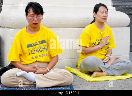 Un BUDDDHIST RISPOSTA ALLA GUERRA - Falun Gong (Falun Dafa) mediano nell'angolo di Houston Street e Broadway a New York City ©Stacy Rosenstock Walsh/Alamy Foto Stock