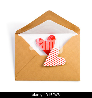 Busta marrone con due cuori in bianco, percorso di clipping incluso Foto Stock