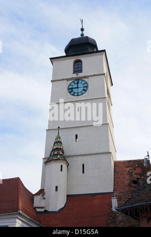 Vista esterna della torre di consulenza nella piccola piazza di Sibiu, Romania Foto Stock