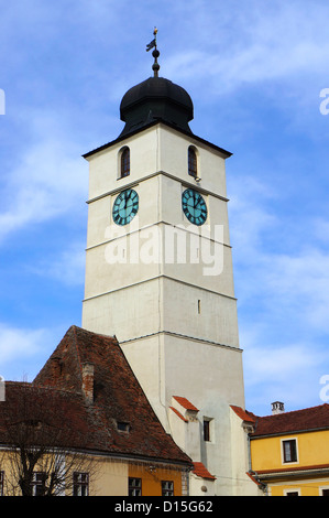 Vista esterna della torre di consulenza nella piccola piazza di Sibiu, Romania Foto Stock