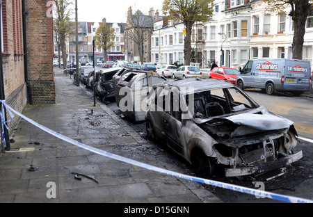 Una linea di bruciato auto in Connaught Road Hove questa mattina dopo sette veicoli tutti parcheggiato lungo il cordolo stesso Foto Stock