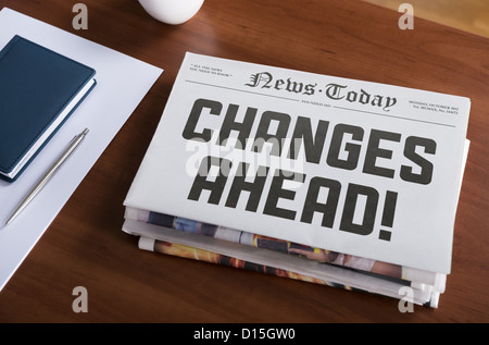 Giornale con hot topic "cambiamenti a venire" giacente sulla scrivania in ufficio. Foto Stock