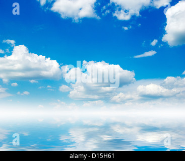 Bianchi e soffici nuvole con arcobaleno nel cielo blu Foto Stock