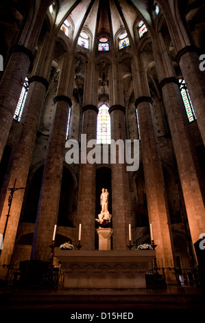 Barcellona, Spagna: altare principale alla Cattedrale del mare dedicato alla Vergine del mare (Santa Maria del Mar) Foto Stock