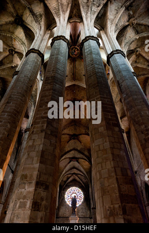 Barcellona, Spagna: pilastri da dietro l altare maggiore alla Cattedrale del mare dedicato alla Vergine del mare (Santa Maria del Mar) Foto Stock