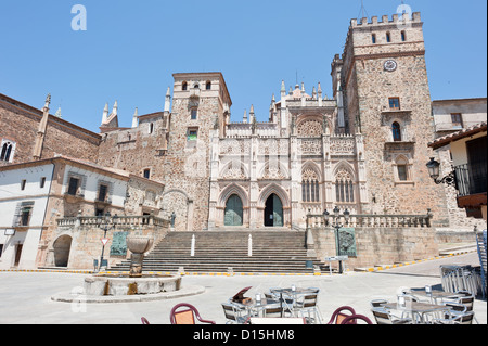 Guadalupe, Spagna: il Monastero reale di Santa Maria de Guadalupe si trova nella Plaza Mayor di Guadalupe Caceres provincia. Foto Stock