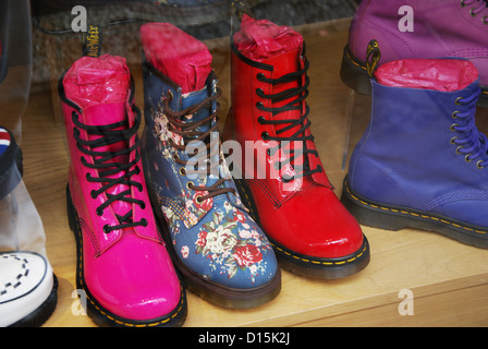 Colorato Dr Martens scarpe in Canterbury vetrina Regno Unito Foto Stock