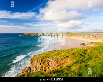 La bellissima spiaggia di Holywell Bay a nord della costa della Cornovaglia, England Regno Unito Foto Stock