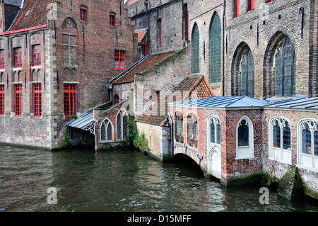 Bruges / Brugge, Belgio. Ospedale San Giovanni / Sint Jans Hospitaal (13thC) e canal Foto Stock