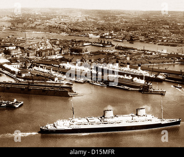 Southampton docks nel 1920s Foto Stock