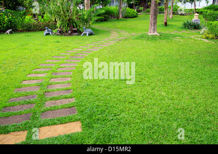 Giardino di Pietra con percorso di erba Foto Stock