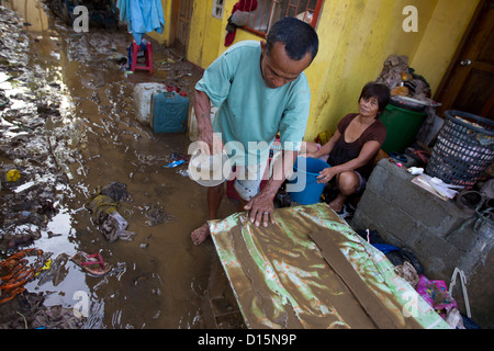 Acacia Street, Cagayan de Oro, sull isola di Mindanao, Filippine e le conseguenze della tempesta tropicale Washi, (PAGASA, Sendong). Foto Stock