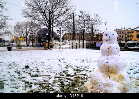 Padova, Italia, dicembre 8th, 2012. Oggi la prima neve dell anno ha imbiancato la città. Pupazzo di neve in Prato della Valle. Foto Stock