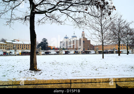 Padova, Italia, dicembre 8th, 2012. Oggi la prima neve dell anno ha imbiancato la città.Prato della Valle. Foto Stock