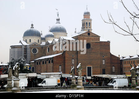 Padova, Italia, dicembre 8th, 2012. Oggi la prima neve dell anno ha imbiancato la città.La chiesa di Santa Giustina. Foto Stock