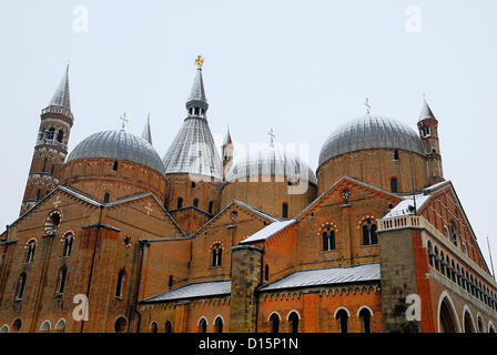 Padova, Italia, dicembre 8th, 2012. Oggi la prima neve dell anno ha imbiancato la città. Chiesa di Sant'Antonio. Foto Stock