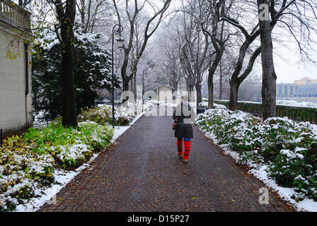 Padova, Italia, dicembre 8th, 2012. Oggi la prima neve dell anno ha imbiancato la città. Una donna attraversa il parco pubblico. Foto Stock