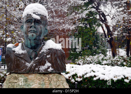 Padova, Italia, dicembre 8th, 2012. Oggi la prima neve dell anno ha imbiancato la città. Statua di G. Perlasca nel parco pubblico. Foto Stock