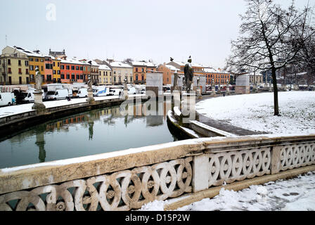 Padova, Italia, dicembre 8th, 2012. Oggi la prima neve dell anno ha imbiancato la città. Prato della Valle. Foto Stock