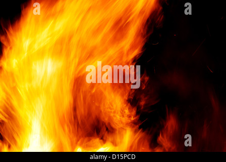 Fiamma di fuoco in una notte Foto Stock