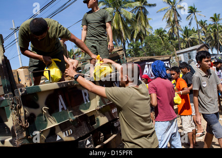 Esercito filippino assistere nella distribuzione degli aiuti di Cagayan de Oro, sull isola di Mindanao, Filippine e le conseguenze della tempesta tropicale Washi, (PAGAS Foto Stock