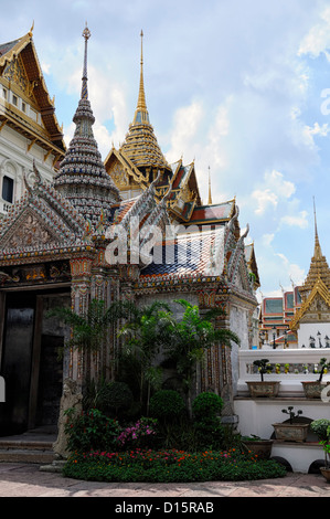 Il Grand Palace a Bangkok in Thailandia il Wat Phra Kaew Tempio del Buddha di Smeraldo Chakri Mahaprasad Hall Foto Stock