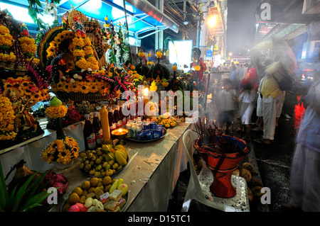 Sharadha Sharada Navratri festival indù Sathorn road Bangkok thailandia durga culto santuario offerta di alimenti speciali Foto Stock