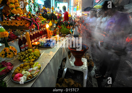 Sharadha Sharada Navratri festival indù Sathorn road Bangkok thailandia durga culto santuario offerta di alimenti speciali Foto Stock