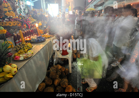 Sharadha Sharada Navratri festival indù Sathorn road Bangkok thailandia durga culto santuario offerta di alimenti speciali Foto Stock